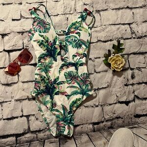 Beautiful Jessica Simpson size s bathing suit!